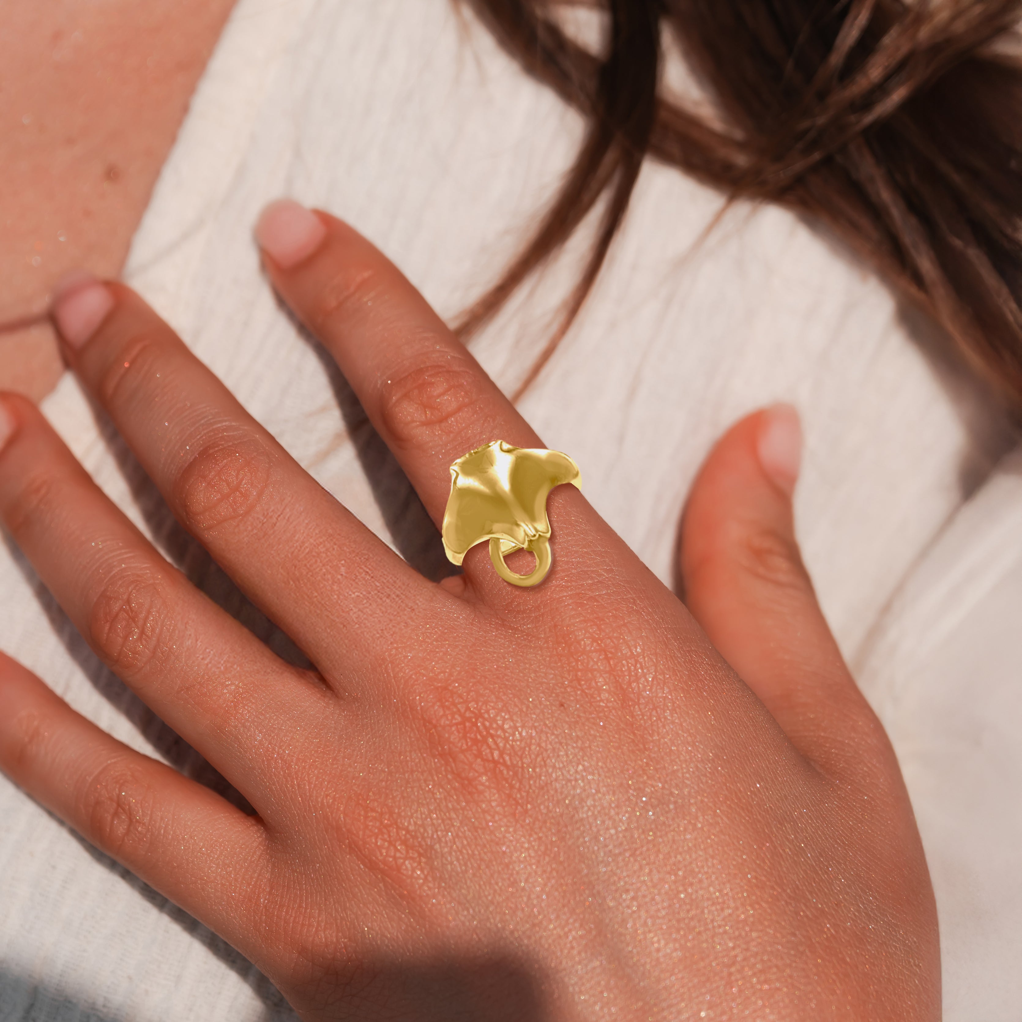 Single Manta Ray Solid Gold Ring GRI2500